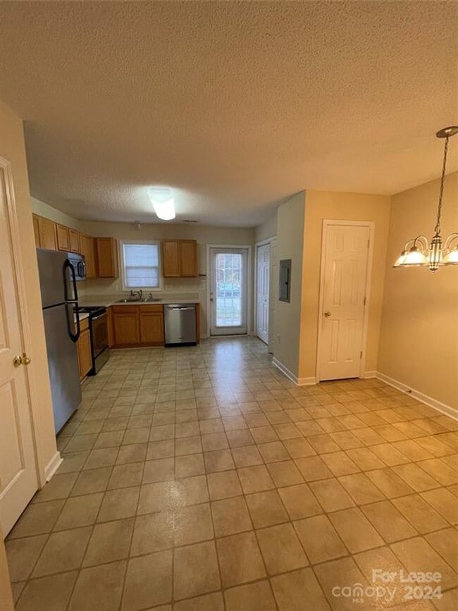 Building Photo - Spacious 2BR 2BA Townhome In Prime Location!