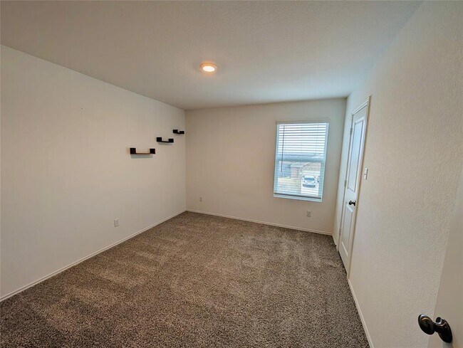 Building Photo - 100 Red Buckeye St