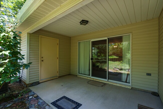 Building Photo - 11 Abelia Ct