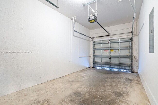 Building Photo - 443 NE 21st Terrace