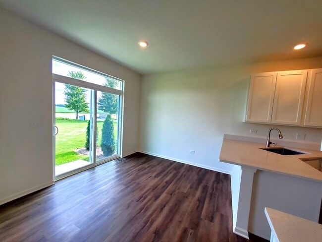 Building Photo - 2br 2.5 bath Townhome only 2 years old.