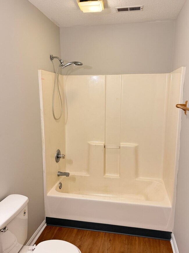 Building Photo - Renovated 2 Bedroom 1 full bath House! All new luxury vinyl flooring