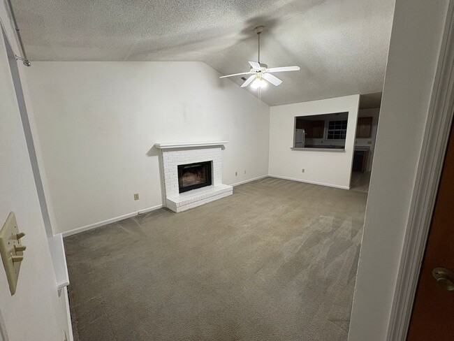 Building Photo - Great two bedroom two bath duplex in Old Hunters Creek. Just minutes to Camp Lejeune main gate, a...