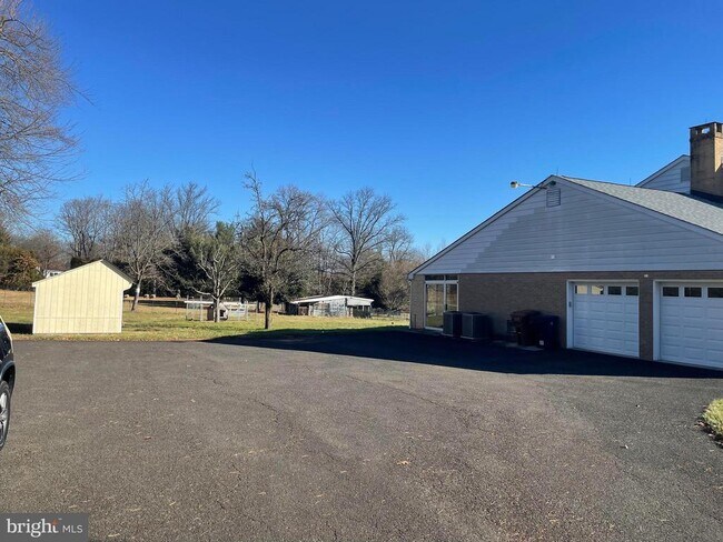 Building Photo - 1306 Hawthorne Ln