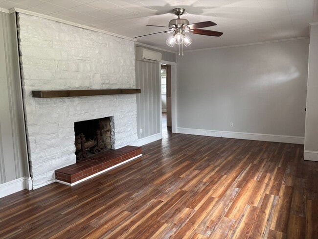 Building Photo - Updated 2 bedroom with Bonus room home in ...