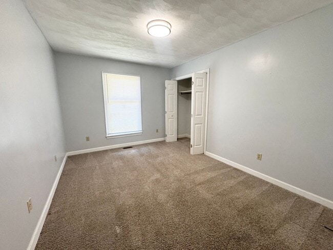 Building Photo - 102 Hunters Trail W