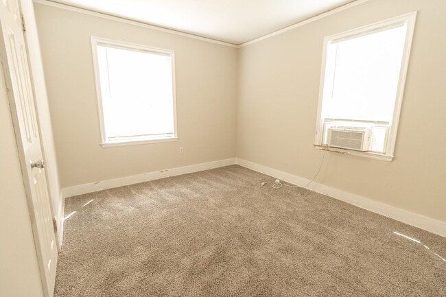 Building Photo - Downtown house off Hitt St!