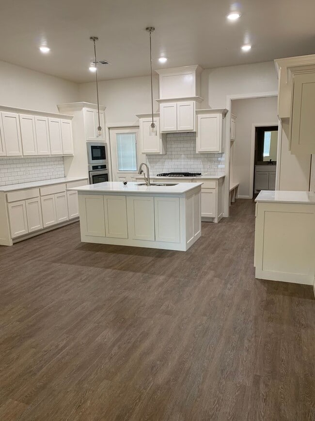 Building Photo - 3 bedroom, 2.5 bathroom, 2 car garage Gated Neighborhood