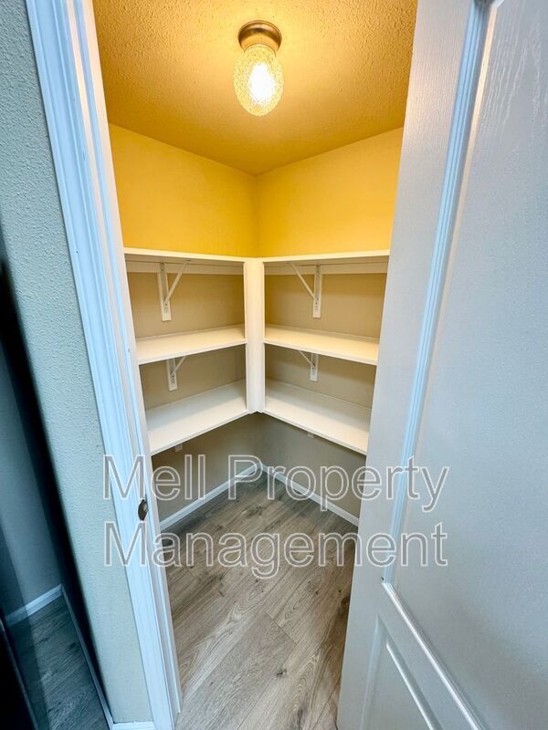 Building Photo - 155 E Strayer Way