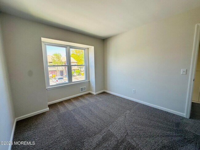 Building Photo - 402 Woodlake Manor Dr