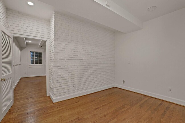 Building Photo - 4925 Weaver Terrace NW