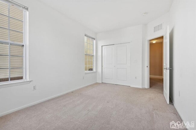 Building Photo - 24 Roosevelt Ave