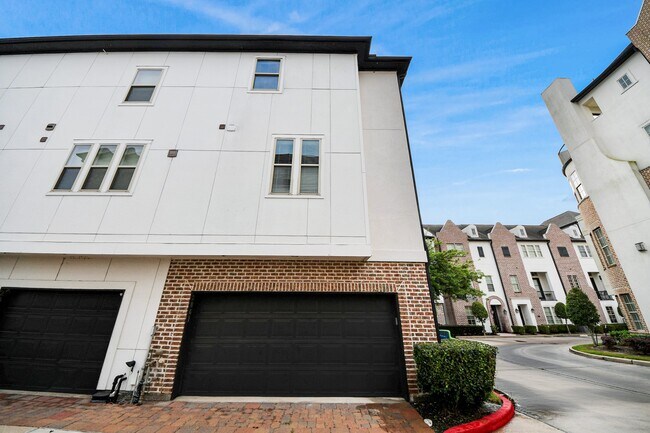 Building Photo - 2061 Fannin Station N