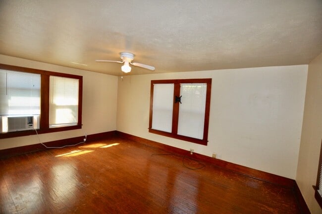 Building Photo - FOR LEASE! 1 BR - 1 BA - 1 Car Garage -  680 sf - Two-Story Apartment in a a Great Location Near ...