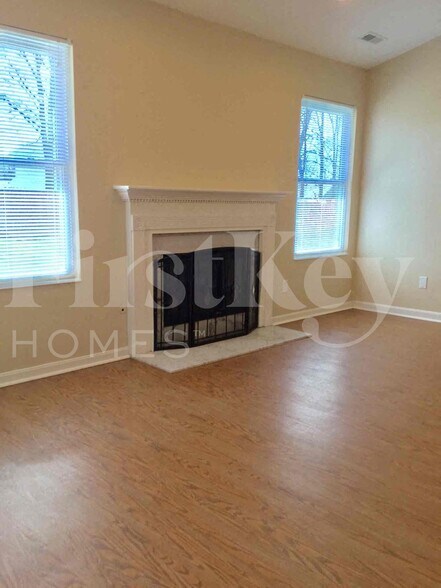 Building Photo - 687 Bobolink Ct