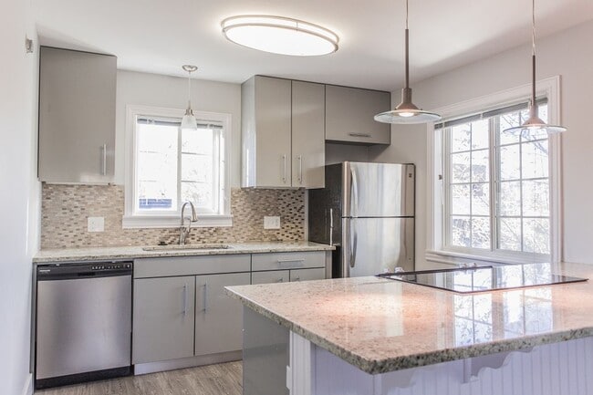 Building Photo - Immaculate Fully Renovated 2 bed/1 bath!