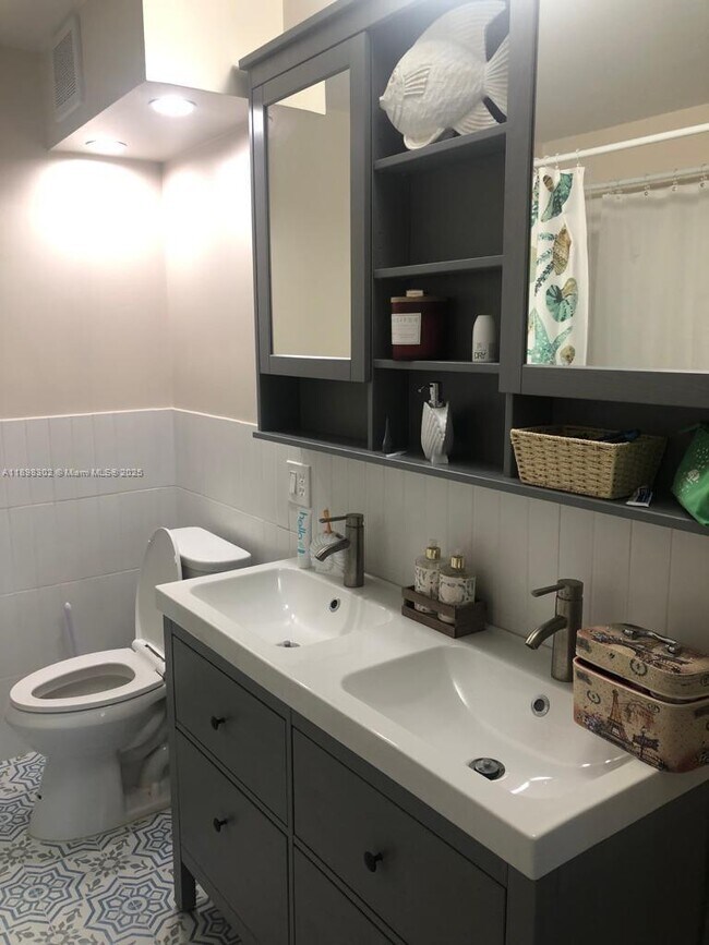 Building Photo - 1913 S Ocean Dr