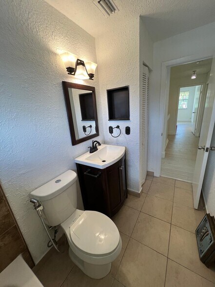 Building Photo - 1060 SW 111th Way