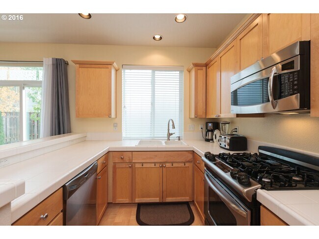 Kitchen - 1120 SE Tamora Ave