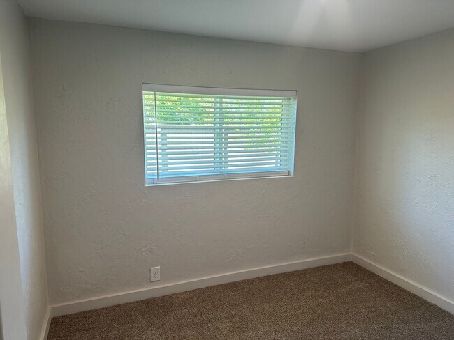 Building Photo - Updated 2 bedroom 2 bath house with a deta...