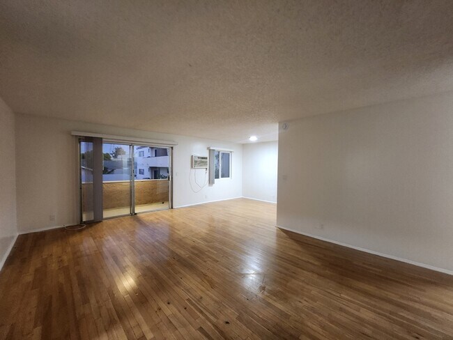 Building Photo - 400 Serrano Ave