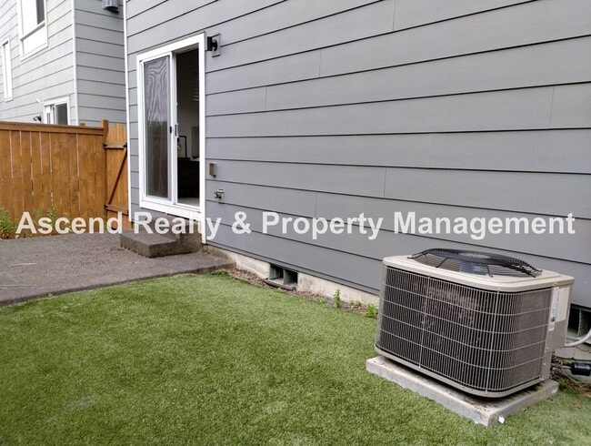 Building Photo - Like New 4 Bed Beauty Full Bed & Bath on M...