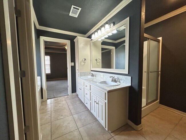 Building Photo - Stunning West Fayetteville Single Family Home