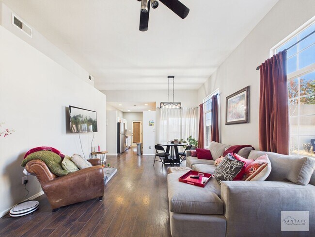 Building Photo - UNFURNISHED 3 Bedroom in Desirable Community