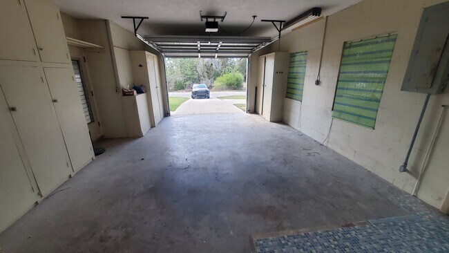 Building Photo - Large 3 Bedroom, 2.5 Bath with large Den and Family Room in Rainbows End, Dunnellon, FL