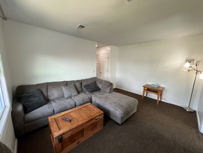 Living room. Furnishing included - 100 Manning Pl