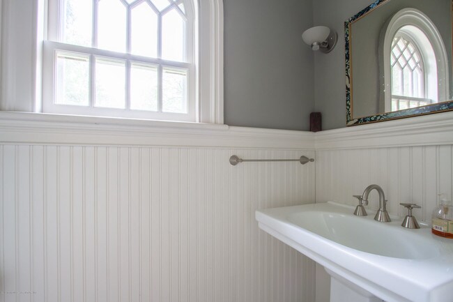 Building Photo - 905 Broad St