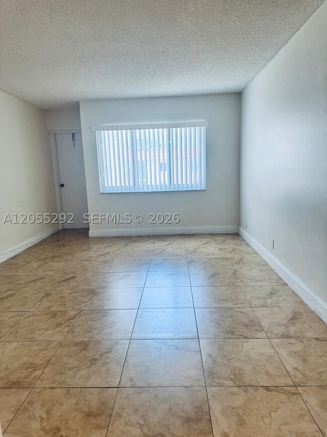 Building Photo - 140 Lakeview Dr