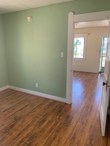 Building Photo - 608 E Angeleno Ave