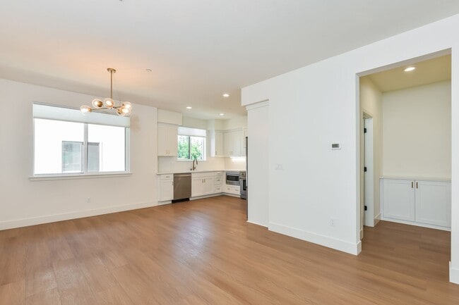 Building Photo - New Luxury Townhome with 2-Car Garage | Minutes to Downtown Redwood City & Tech Campuses