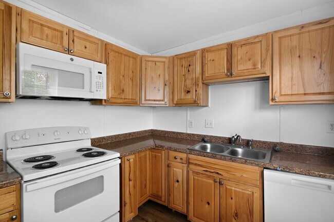Building Photo - Available 3 Bedroom 1.5 bath Townhouse in Fredericksburg, Stafford County