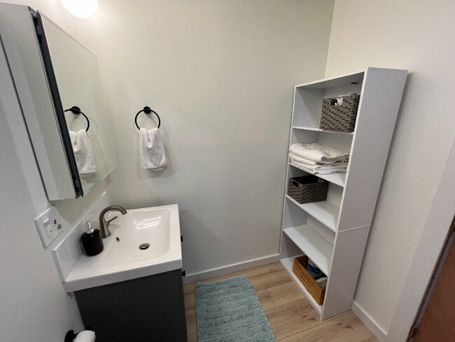 Building Photo - 632 S Rochester St