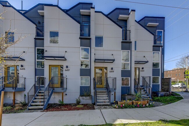 Building Photo - Terrific Townhome