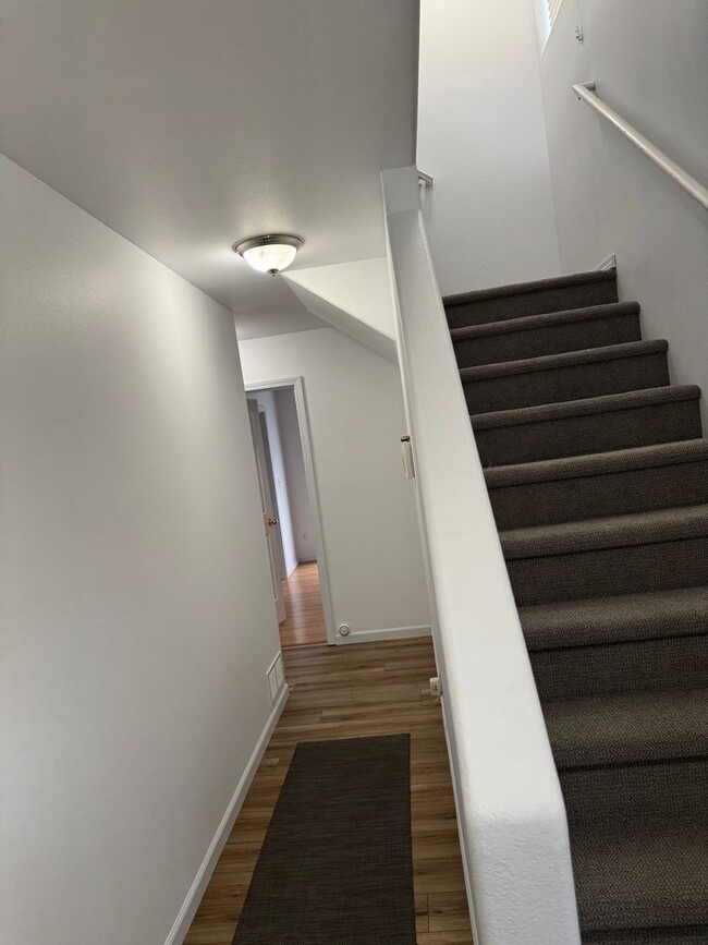 Building Photo - Beautifully updated 3 bed/2 bath townhome