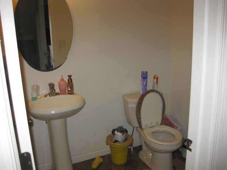 Building Photo - 421 Maywood Ct