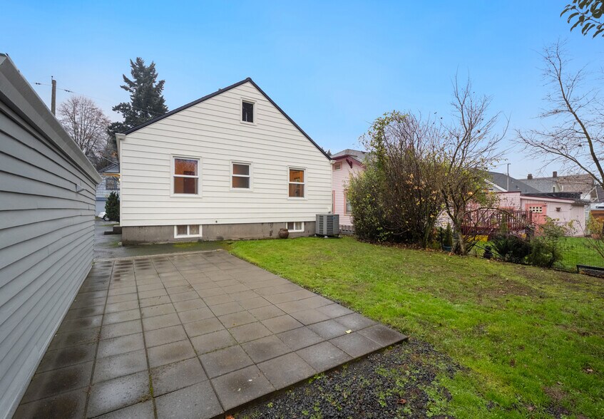 Building Photo - 2323 SE Pine St