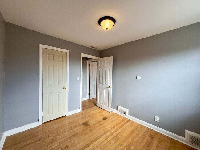 Building Photo - Spacious 4-Bedroom Townhome with Modern Am...