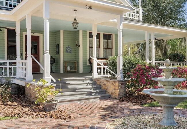 Building Photo - 205 SE 7th St