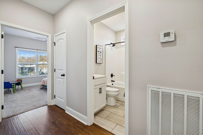 Building Photo - Quiet cut-de-sac living with country views!