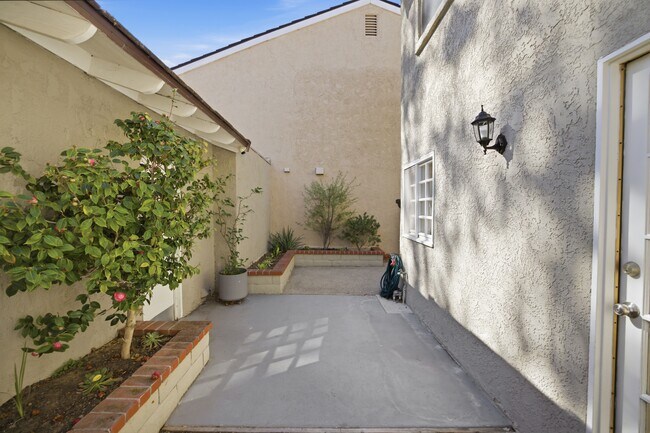 Building Photo - 508 Ventaja