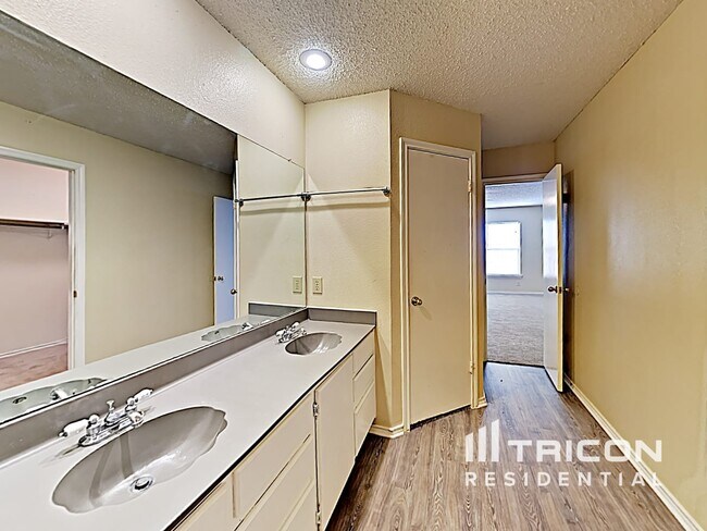 Building Photo - 8015 Chestnut Barr Dr