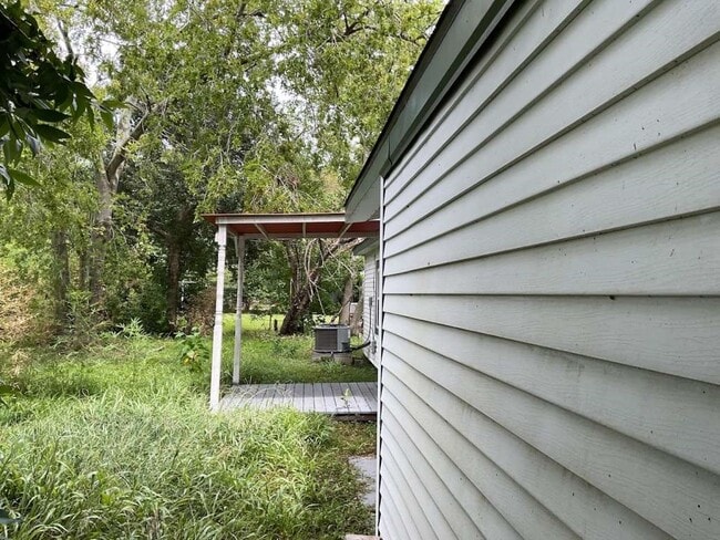 Building Photo - 1910 Little St
