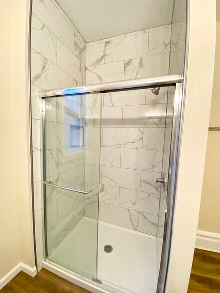 Shared Bathroom - 1372 Neil Ave