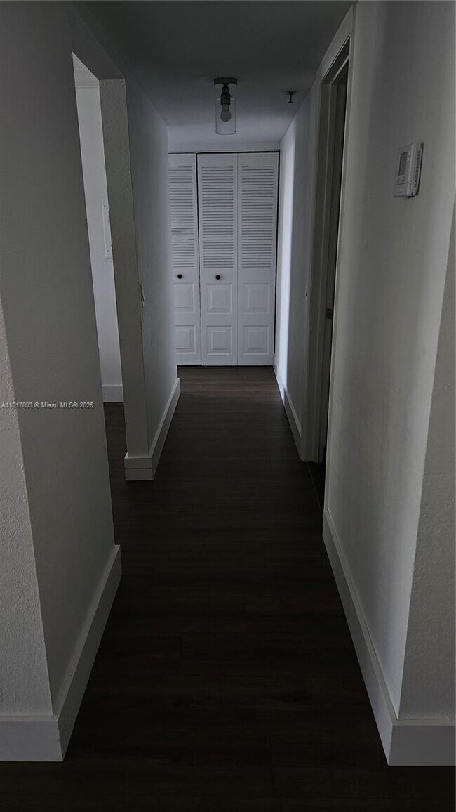 Building Photo - 105 Lake Emerald Dr