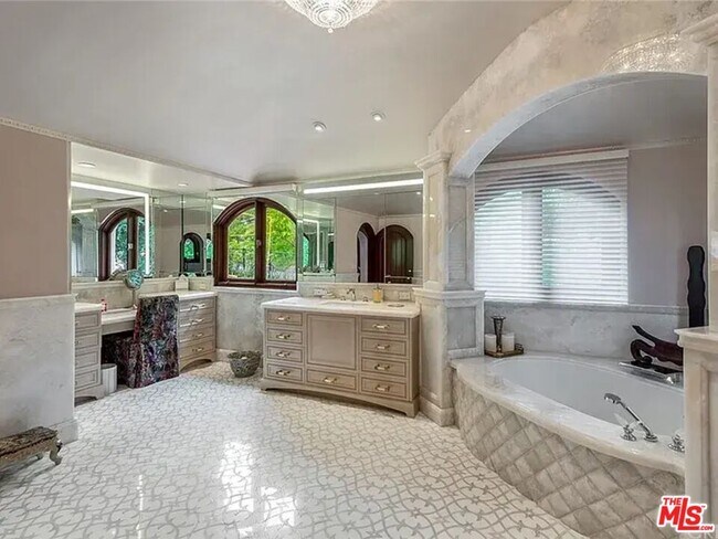 Building Photo - 6005 William Bent Rd