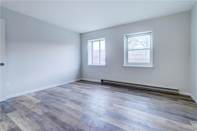 Building Photo - 404 Main St